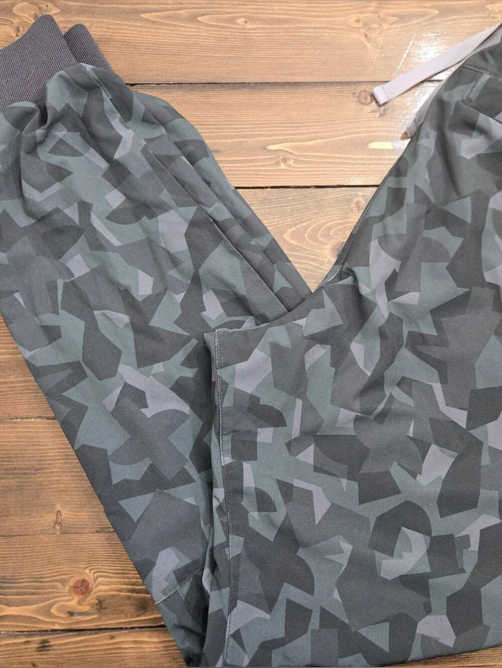 Mens FIGS Zamora Jogger Scrub Pants In Bonsai Camo Print Size Small